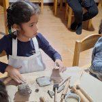 niña en taller de arcilla en español