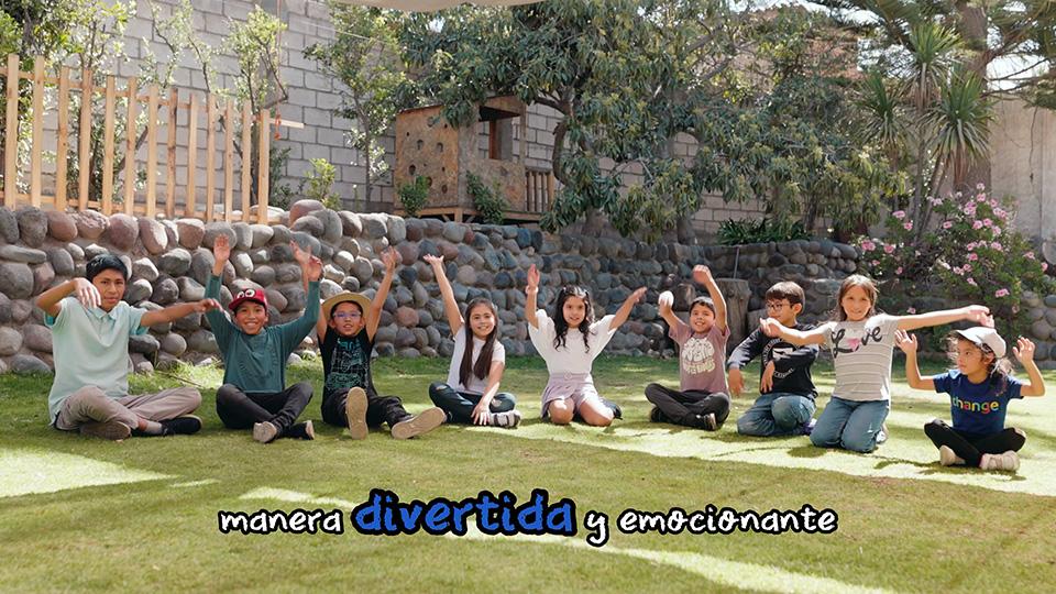 niños disfrutando de clases de inglés al aire libre