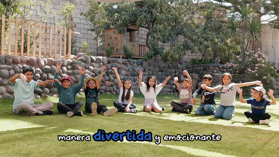 niños disfrutando de clases de inglés al aire libre