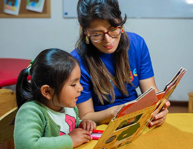 niña recibiendo clases particulares de inglés